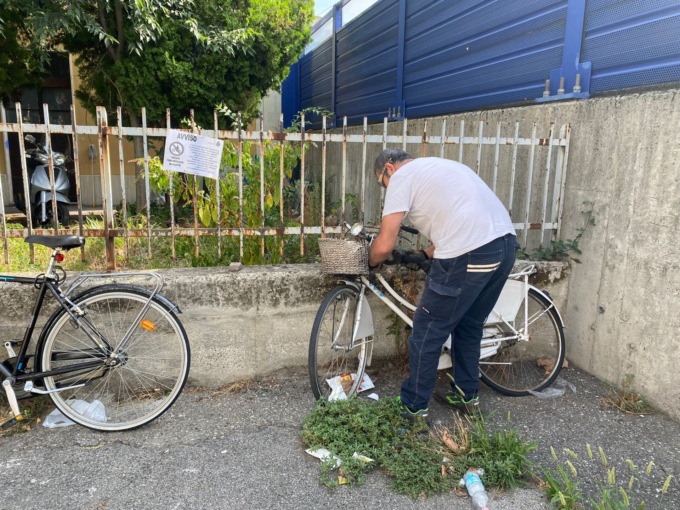 Giro di vite alla stazione: vietato legare le bici a recinzioni, pali e… alberi