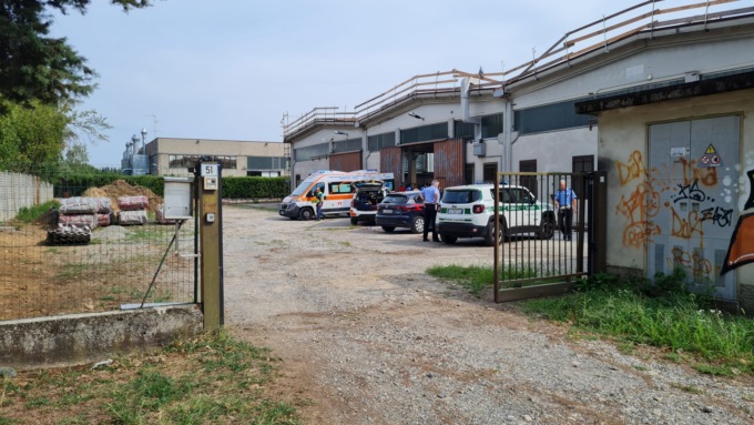 Precipita dal tetto di un’azienda, 50enne gravissimo