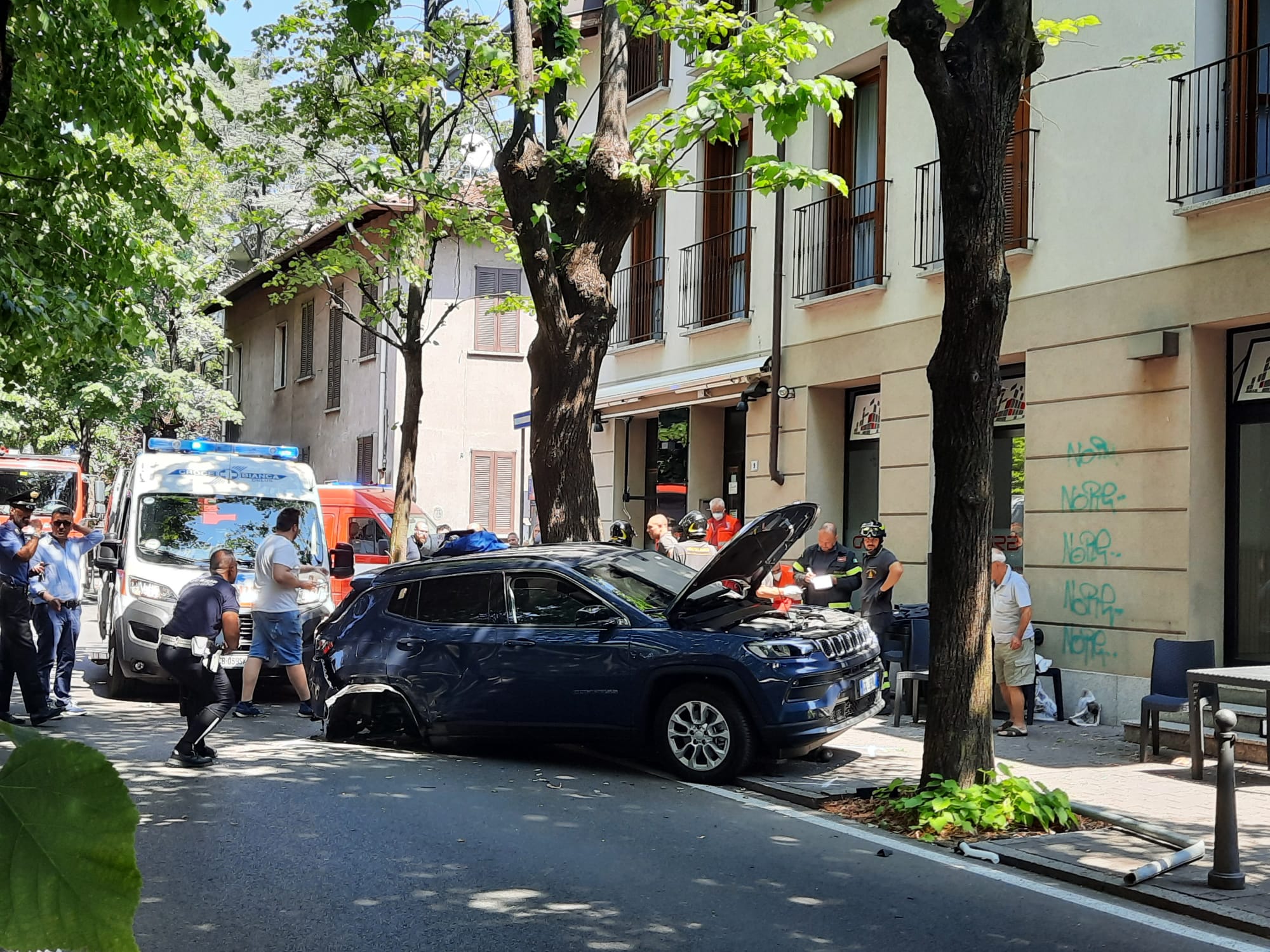 Giussano auto contro tavolini del bar pompieri polizia locale carabinieri elisoccorso