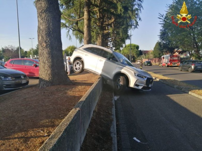 Auto in bilico sul muretto, arrivano i pompieri