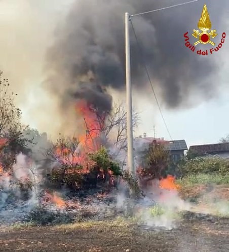 Bernareggio Villanova incendio rogo campi