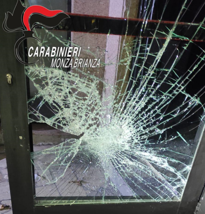 Sfondano la vetrina per svaligiare il ristorante: incastrati dalle tracce di sangue