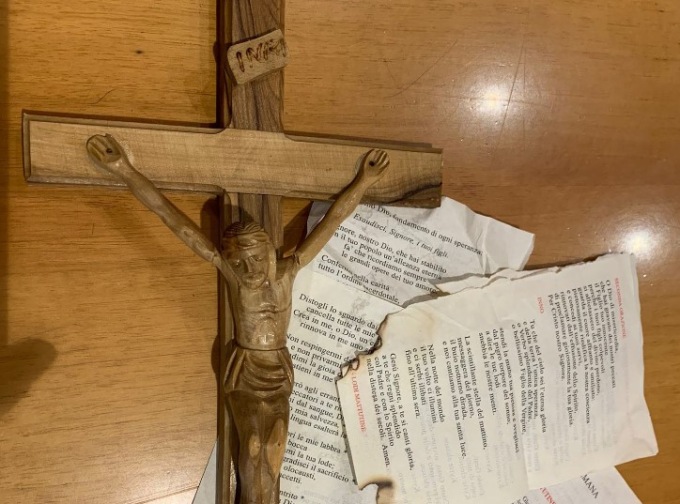 Ragazzini lanciano un crocifisso e bruciano un messale