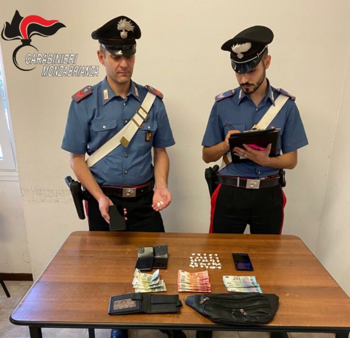 Non si ferma all’alt dei Carabinieri e si schianta contro un’altra vettura: nascondeva le dosi di cocaina in bocca