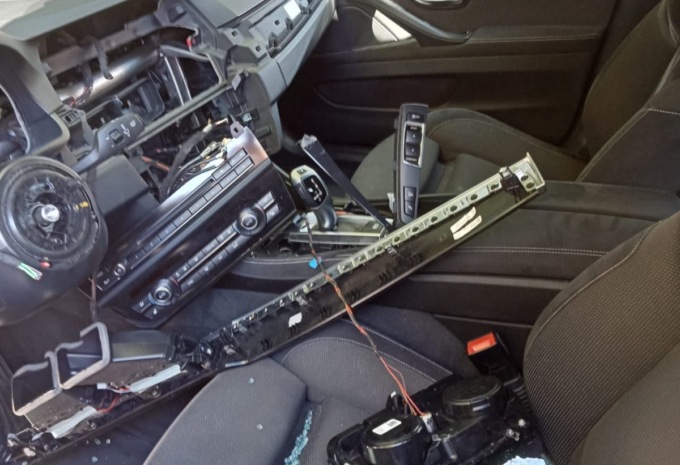Cannibalizzata un’auto in sosta, fatto a pezzi il cruscotto