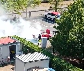 A fuoco una Cinquecento, il video dell’intervento dei pompieri