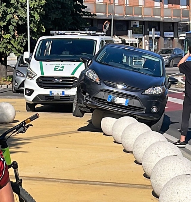 Le “palle” di piazza Marconi fanno la prima vittima, ma evitano una tragedia