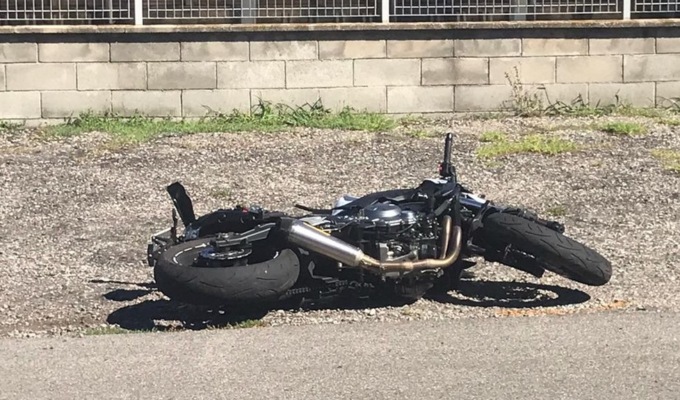 Cade dalla moto, grave 27enne medese