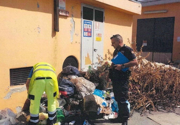 Rifiuti abbandonati all’ex Pozzoli e palo pericolante, arriva l’ordinanza del Comune