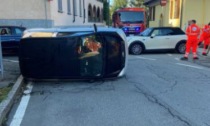 Micro car si ribalta: conducente estratta dai pompieri