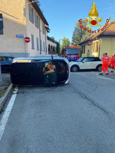 Micro car si ribalta: conducente estratta dai pompieri