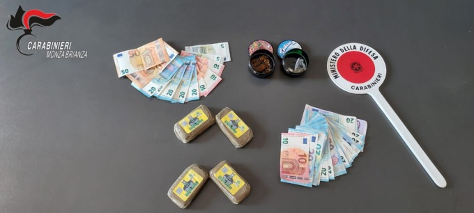 Viaggiava con 400 grammi di hashish nell’auto, arrestato un 22enne di Cornate