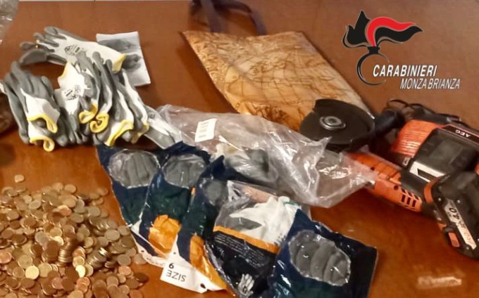 Furti in un’azienda e in un pub, i Carabinieri fermano l’auto piena di refurtiva