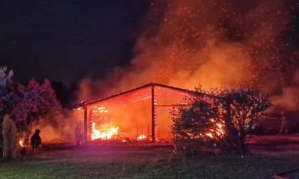 A fuoco alcune abitazioni abusive, nottata di paura tra Bellusco e Mezzago