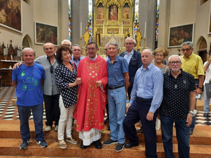 “Grazie don Giuseppe”, l’abbraccio di Santa Valeria al sacerdote che se ne va dopo 12 anni