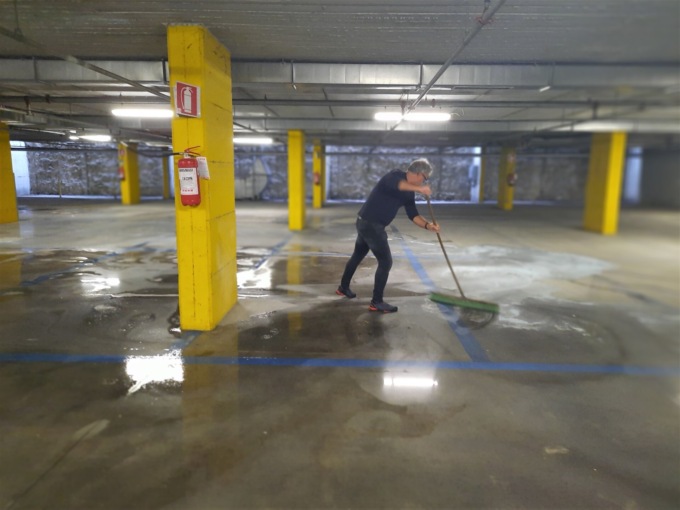 Ennesimo raid nel parcheggio, ragazzi svuotano gli estintori