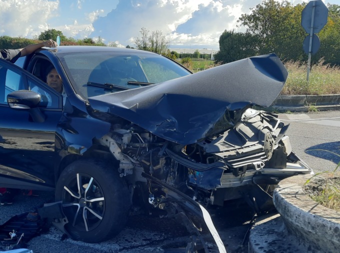 Violento scontro alla rotatoria fra Seregno e Carate