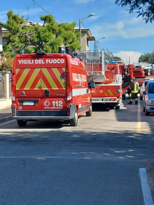 Fiamme in un garage, paura in via Veneto