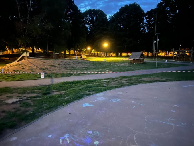 Nido di vespe vicino agli scivoli, il sindaco chiude l’area giochi di Parco Arcobaleno