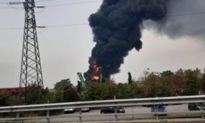 Violento incendio devasta azienda chimica: un ferito grave al San Gerardo