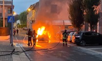 Auto in fiamme all'alba, intervengono i pompieri
