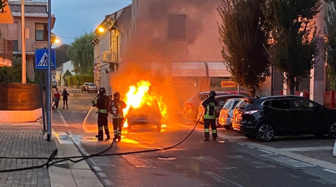 Auto in fiamme all’alba, intervengono i pompieri
