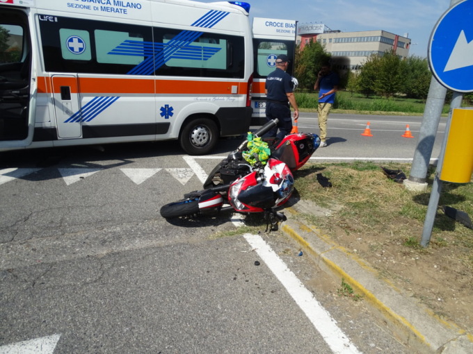 Rovinosa caduta dalla moto: 39enne trasportato al San Raffaele