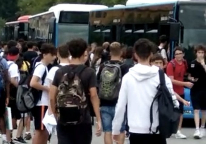 Caos all’uscita da scuola: caccia ai pullman