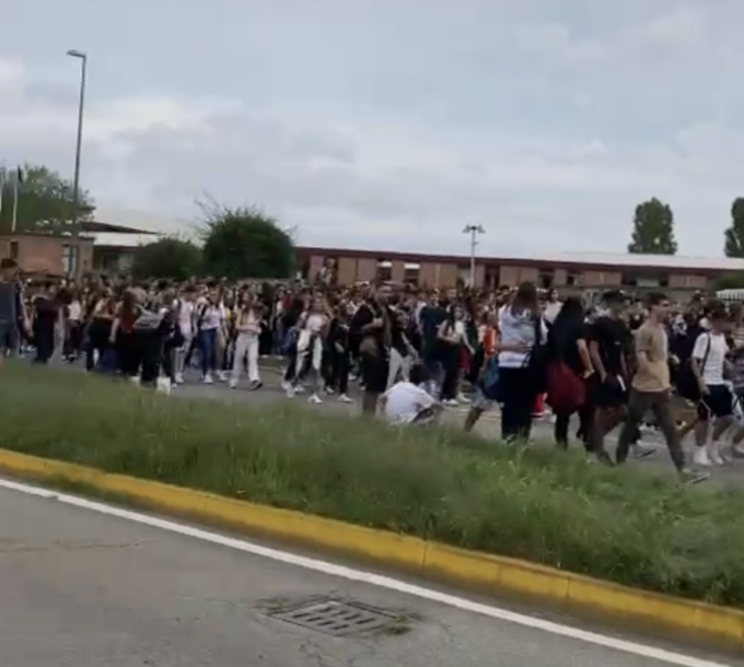 Trasporto scolastico insufficiente, il sindaco di Agrate: “Violata la Costituzione”