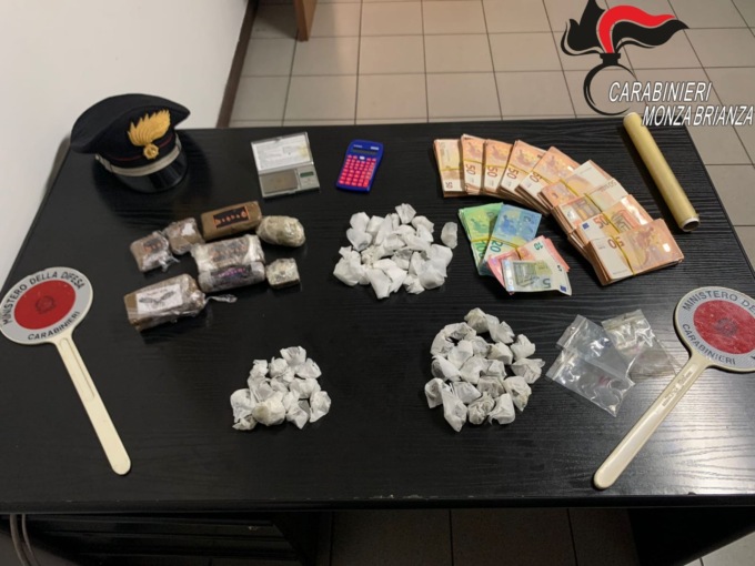 Sorpreso con 23mila euro in contanti e un chilo di droga: 20enne in manette