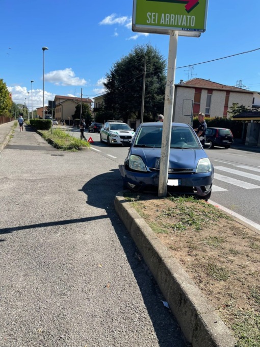 Tampona un veicolo fermo che investe pedone