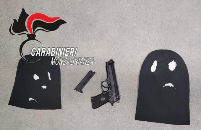 Pistola in faccia rapinano alcuni passanti