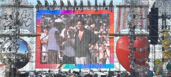 La prof sul palco del “Jova beach party”