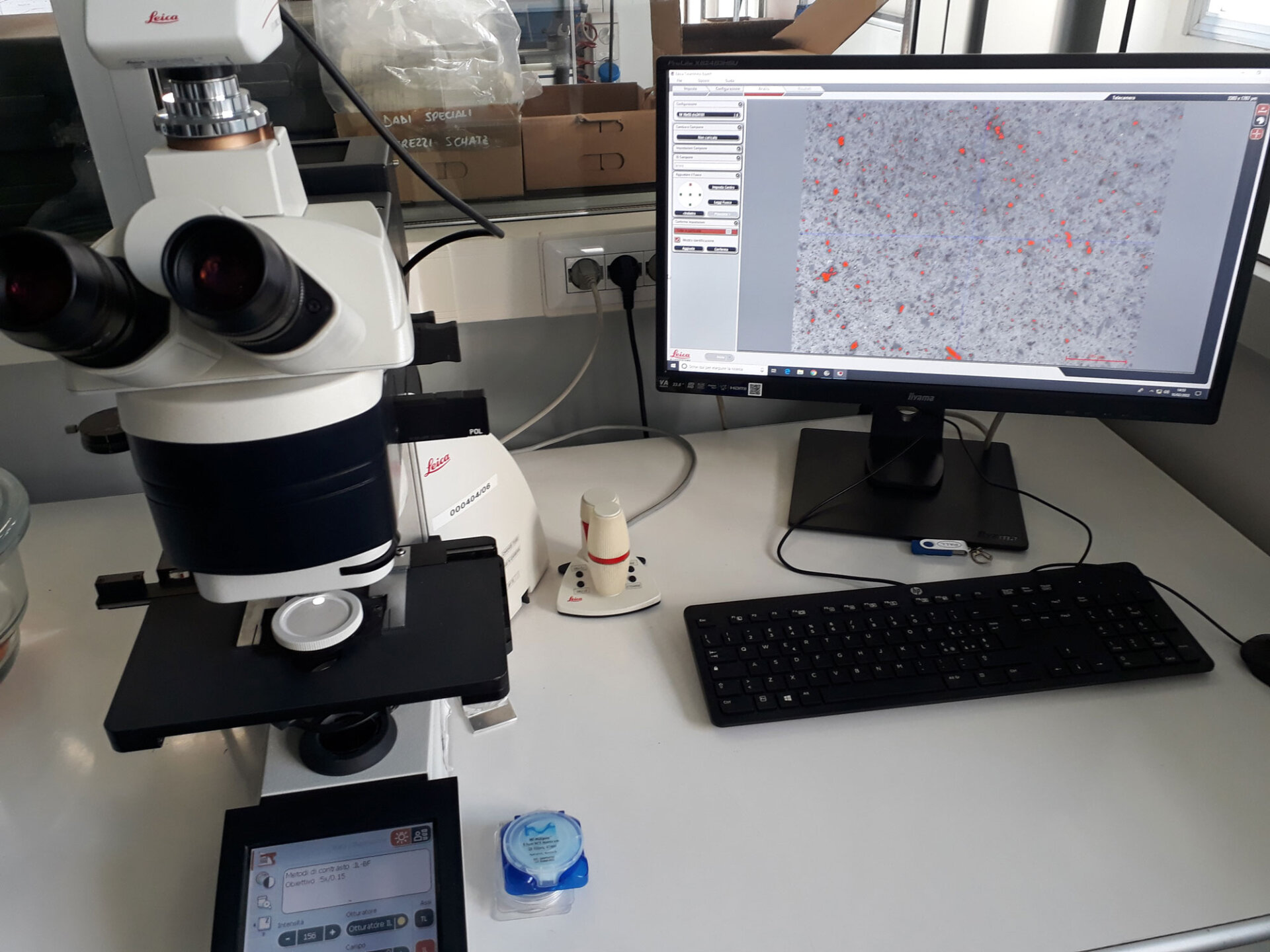 Microscopio-per-analisi-particelle