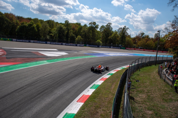 Gp di Formula 1 a Monza: le foto delle prove libere, i tifosi e l’omaggio alla regina Elisabetta