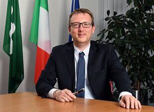 Il sindaco contro i Centri di accoglienza: «Sono un pericolo per tutta la comunità»