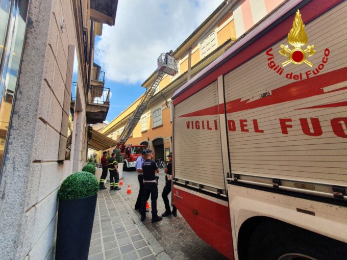 Tegole pericolanti in centro: arrivano i Vigili del fuoco