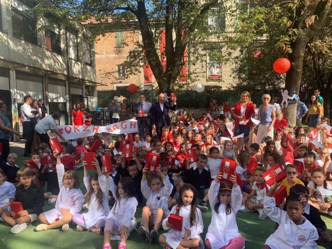 Galliani torna nella “sua” scuola con gli astucci del Monza
