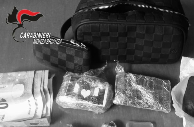 Droga in una pochette griffata: pusher “alla moda” arrestato