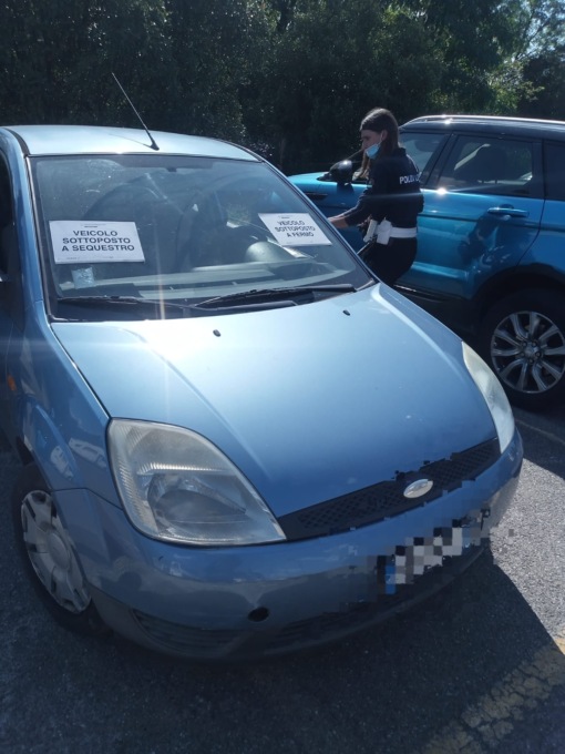 Ubriaco e senza patente, provoca un incidente vicino alle scuole: 50enne nei guai
