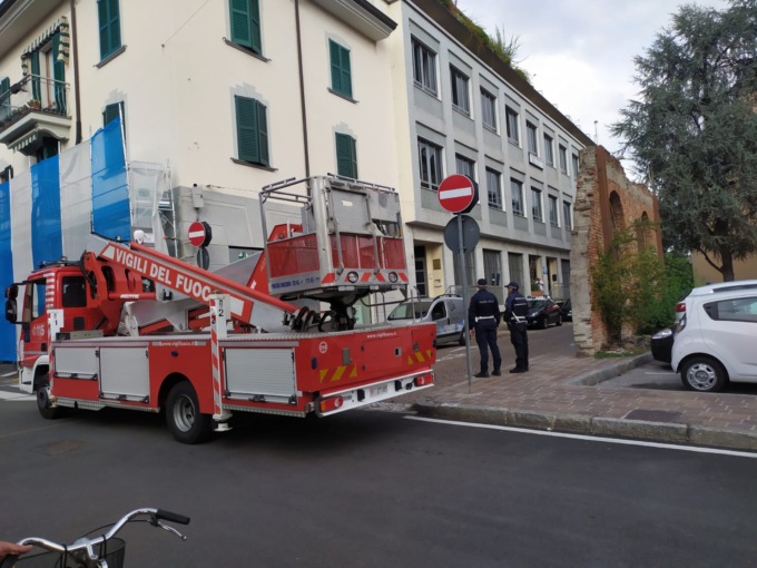 Lancia oggetti dalle finestre: strada chiusa in pieno centro