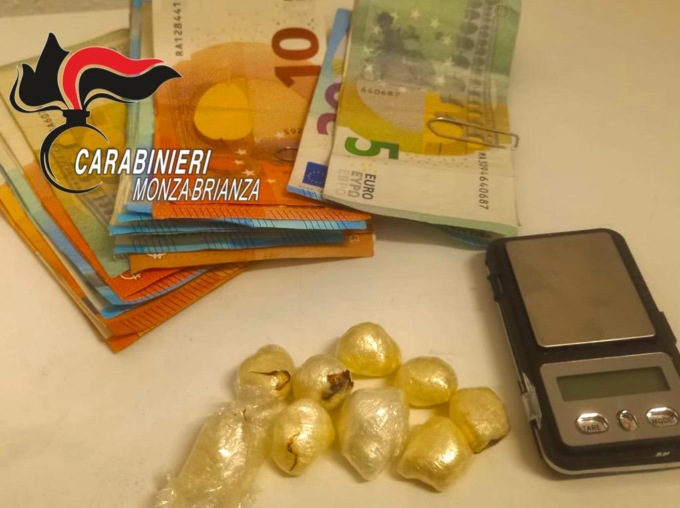 Spacciatore guida contromano con l’auto di un prestanome