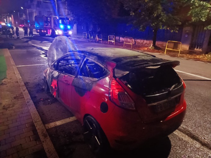Scendono dall’auto per comprare le sigarette e la ritrovano in fiamme
