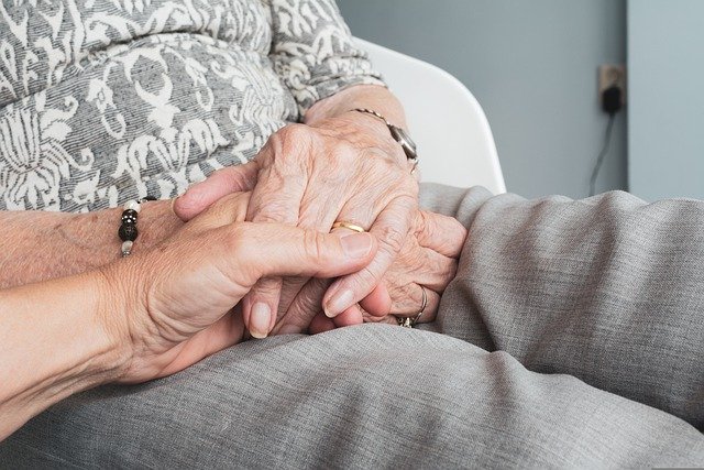 A Monza sempre più famiglie si affidano alle badanti
