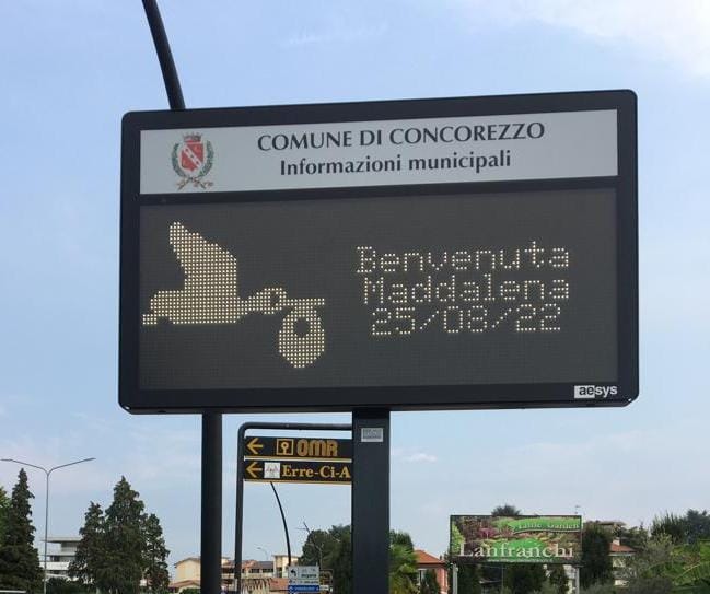 Il Comune dà il benvenuto ai nuovi nati sui pannelli luminosi