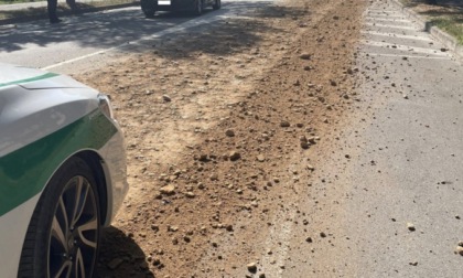 Perde terra e sassi dal cassone: camionista multato