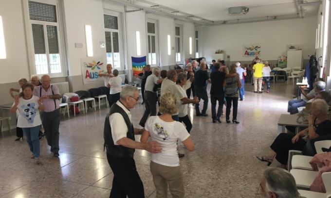 Ribellione al Centro anziani: “Fateci ballare di più”