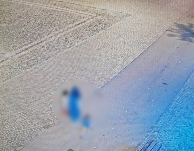 I bambini rovinano il vaso in piazza e i genitori non fanno nulla, il sindaco “Insegnate loro il rispetto”