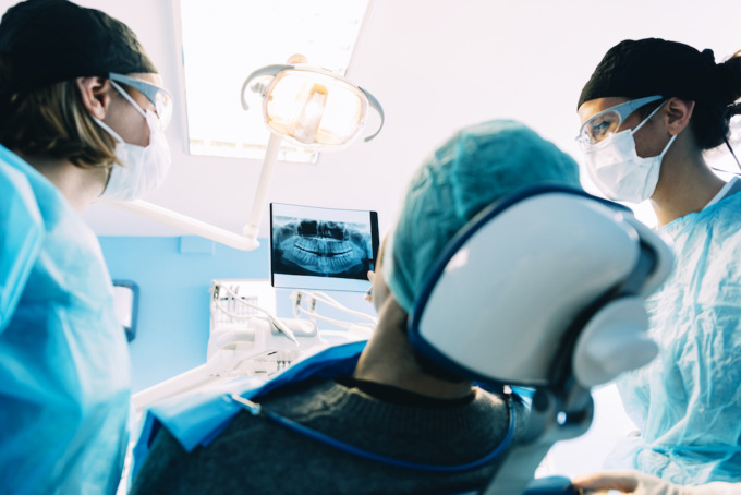 Una dentatura fissa con tecnologia di ultima generazione in 24 ore