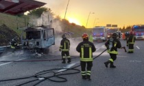 Autocarro prende fuoco, intervengono i pompieri